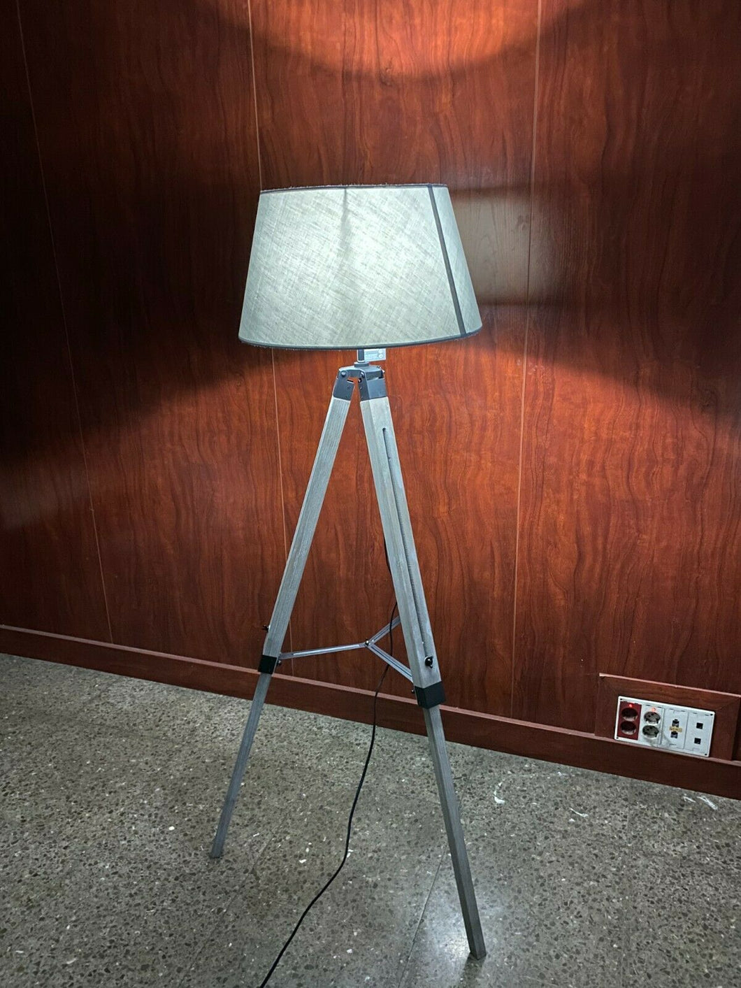Lámpara de pie ajustable de madera tipo trípode con pantalla gris para el hogar con interruptor, tono de color gris moderno, Para Cualquiera habitación Salón Escritorio