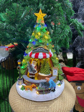 Cargar imagen en el visor de la galería, Escena Tienda Venta Abetos Con Luz 30 Led Música Movimiento 22x22x33 cm Navidad
